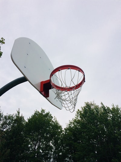低角度的照片篮球系统

